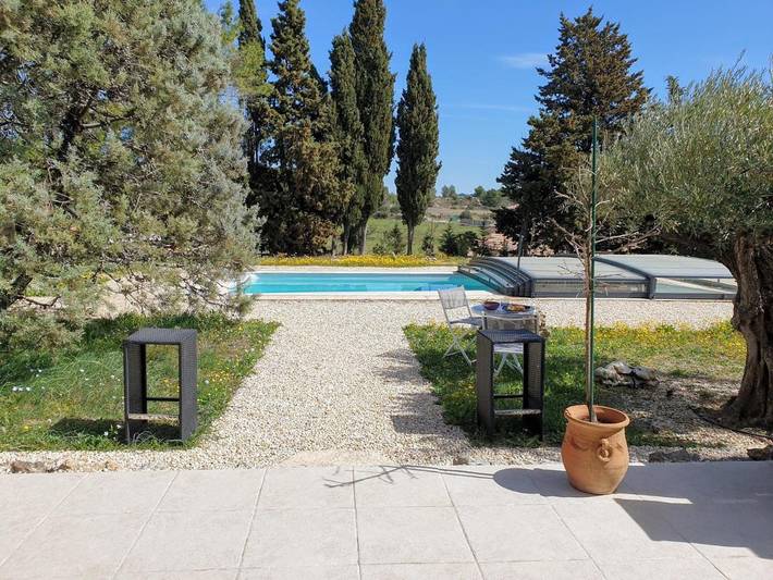 Gîte pour 2 personnes, avec Terrasse et Jardin ainsi que Piscine et Vue à Azillanet