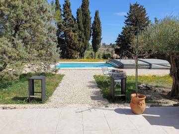 Gîte pour 2 personnes, avec jardin ainsi que vue et piscine à Azillanet