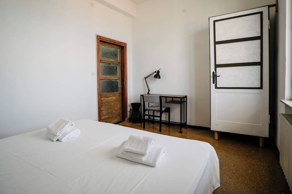Entire apartment, Tra le Nuvole - Two Bedroom Apartment, Sleeps 5 in Albenga, Riviera di Ponente