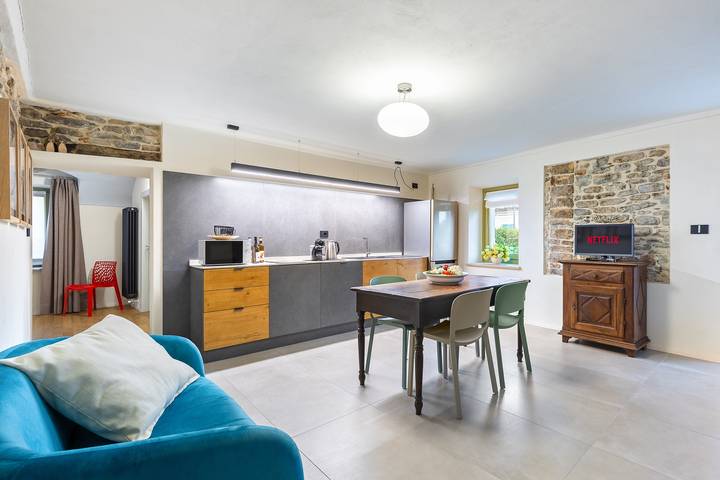 Ferienwohnung für 4 Personen, mit Balkon und Terrasse sowie Pool und Ausblick in Dogliani