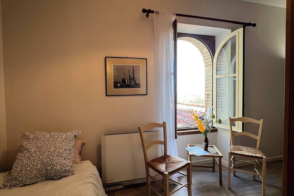 Chambre du levant with 2 single beds and shared bathroom in Auch, Gers