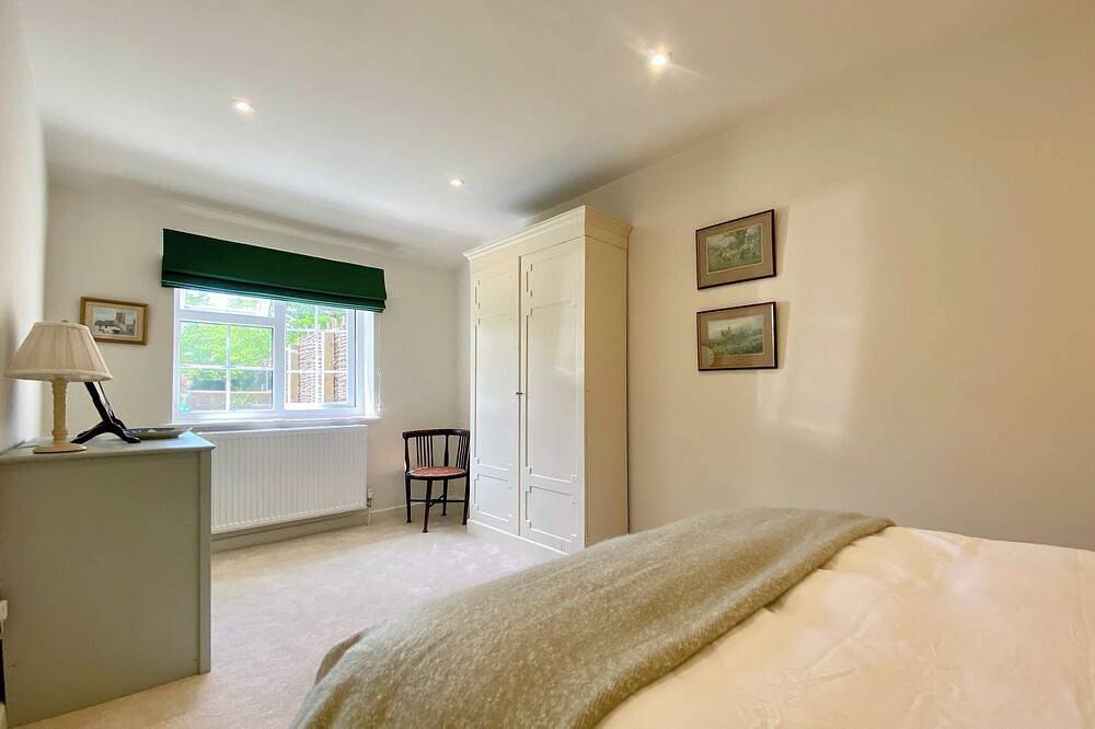 3 bedroom accommodation in Poulshot, near Devizes in Wiltshire