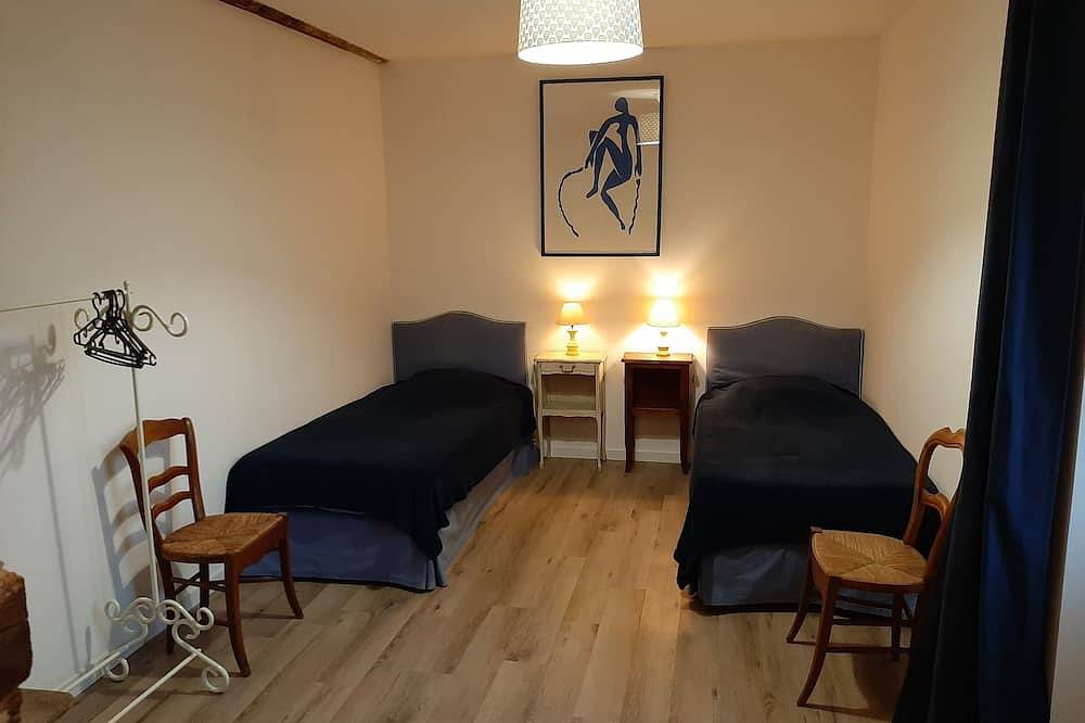 Lovely 9 bedroom house sleeping 18 with private pool in a tranquil setting. in Craon, Mayenne