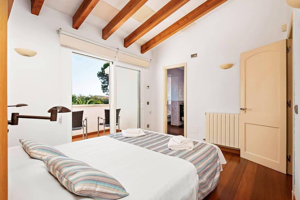 Villa Ses Carpinyetes by Villa Plus in Sa Caleta (Menorca), Ciudadela