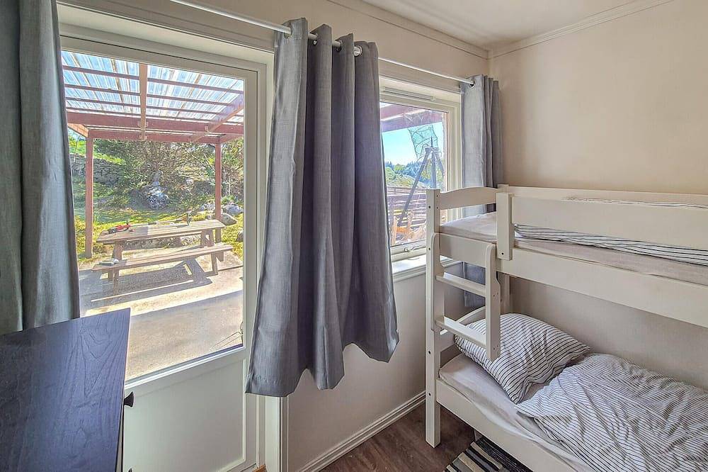 Cozy home in Sveio with Wifi in Hardangerfjord