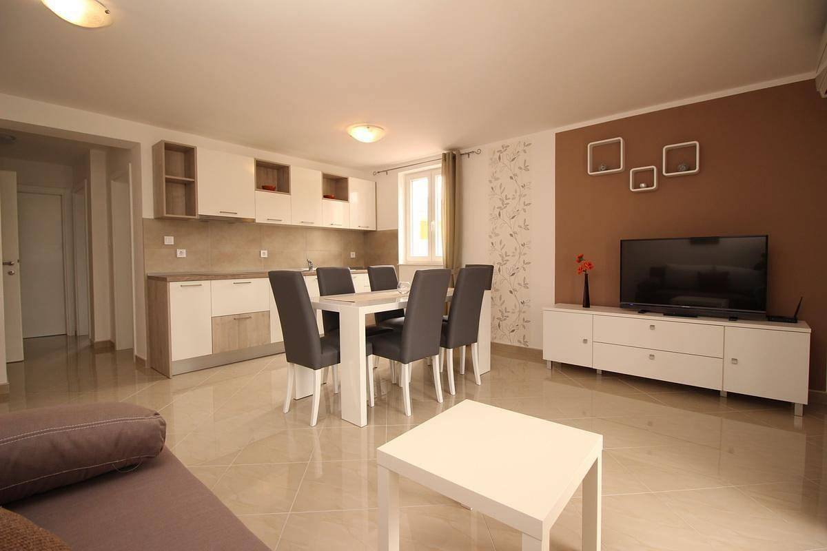Apartamento vacacional entero, New modern furnished flat for 4 persons in a house with several flats and with pool in Baska, Krk (isla)