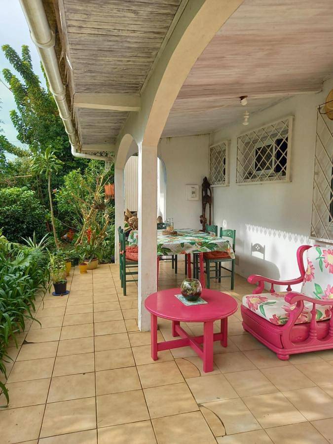 Gîte pour 3 personnes, avec jardin ainsi que terrasse et vue à Les Trois-Bassins - 2