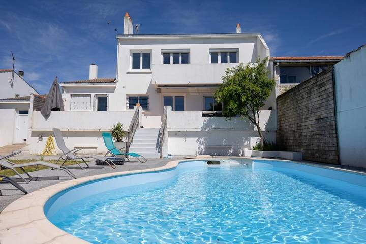 Appartement de vacances pour 10 personnes, avec Balcon et Terrasse ainsi que Jardin et Piscine