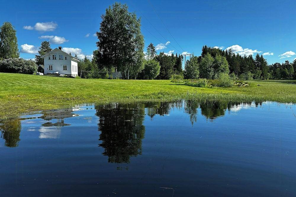 Traditioneller Bauernhof im Südland mit Anlegestelle am Vegår in Vegårshei