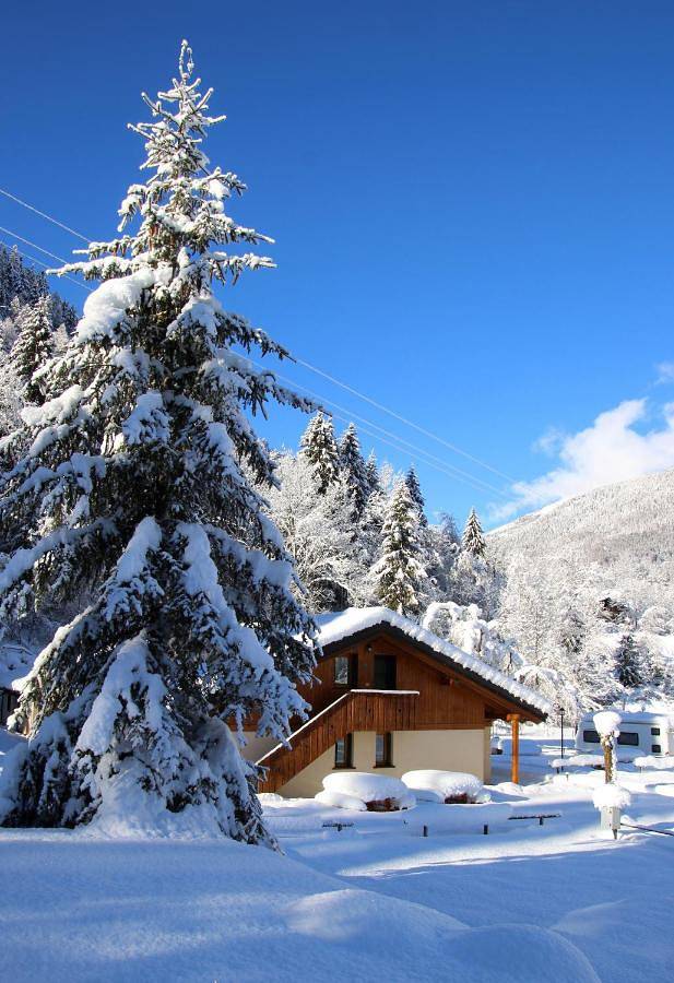 Baita per 4 persone, con piscina e giardino in Val Camonica