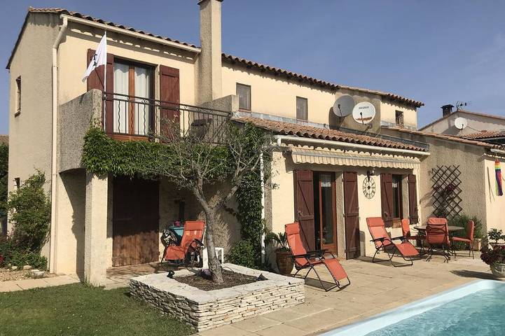 Location de vacances pour 8 personnes, avec balcon et jardin, animaux acceptés à Saint-Gilles