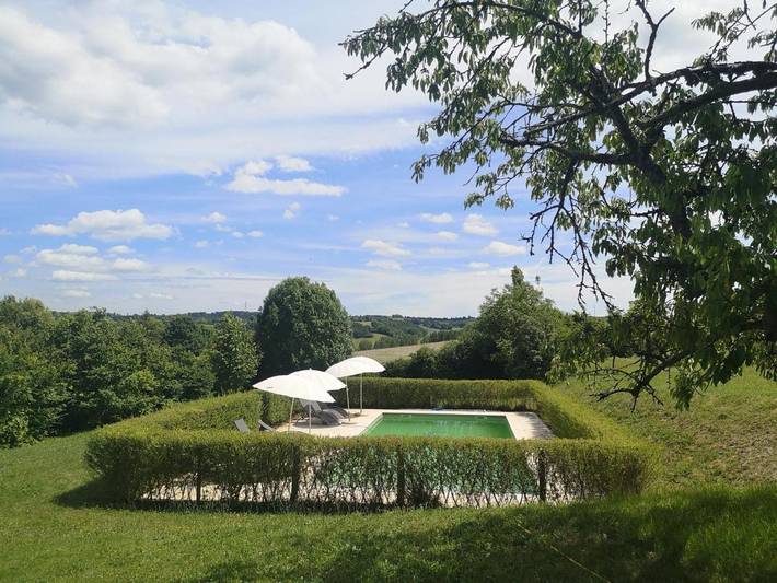 Location de vacances pour 17 personnes, avec bassin pour enfant et vue ainsi que jardin et piscine, animaux acceptés à Nanteuil-Auriac-de-Bourzac - 3
