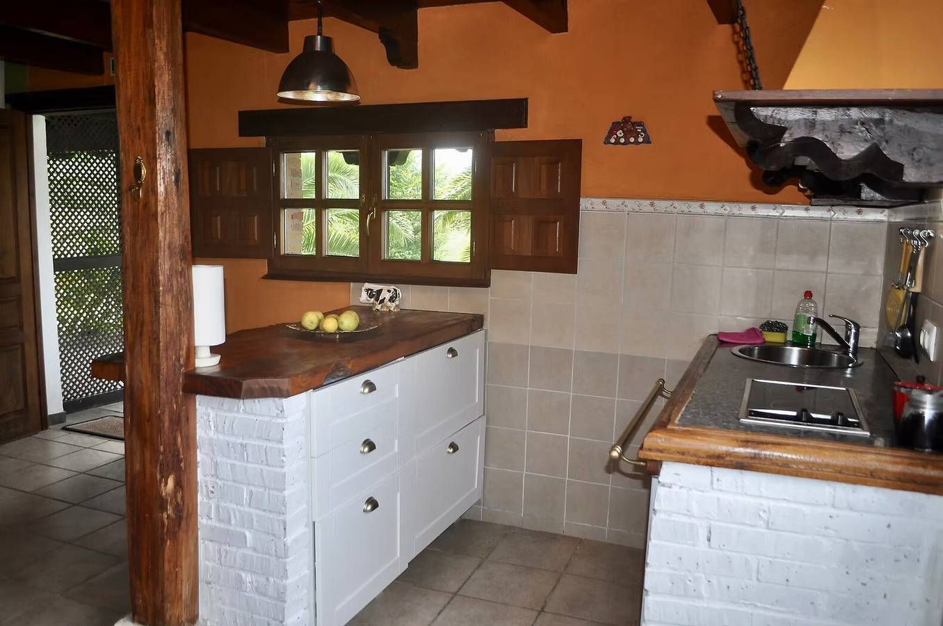 Apartamento entero, Apartamento 'Kety 2' con vistas a la montaña, terraza privada y Wi-Fi in Serdio, Val de San Vicente