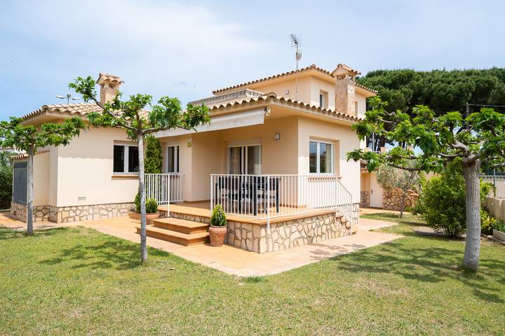 Villa für 8 Personen, mit Terrasse und Garten - 1