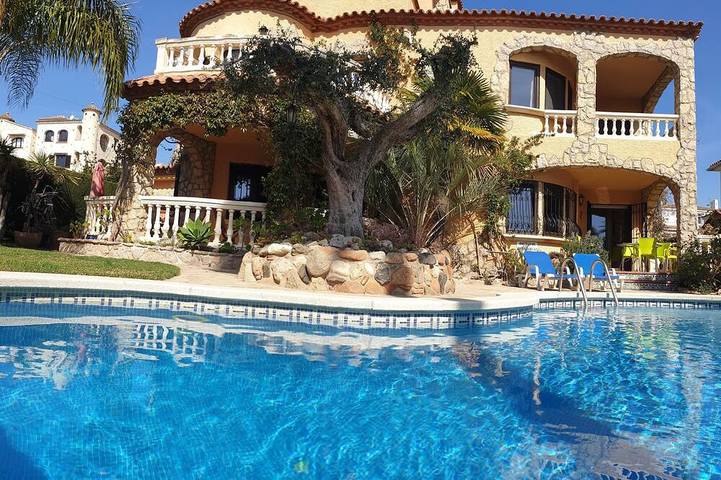 Ferienhaus für 6 Personen, mit Balkon und Garten sowie Pool in Montroig Bahia
