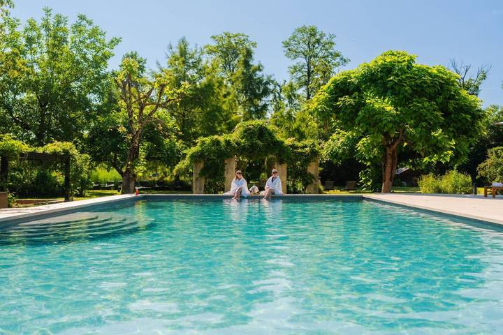 Hôtel pour 2 personnes, avec Jacuzzi et Terrasse ainsi que Jardin et Piscine à Port-Lesney