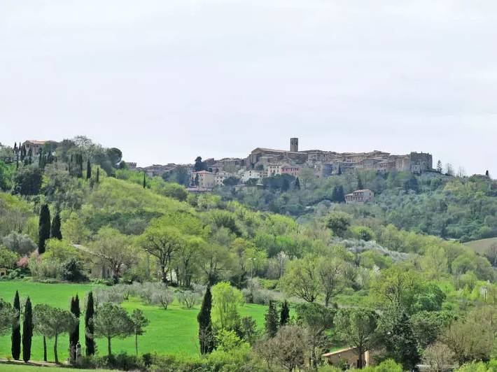 Agriturismo per 12 persone, con giardino e piscina in Casole d'Elsa