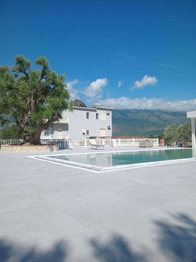 Villa pour 14 personnes, avec Balcon et Terrasse ainsi que Jardin et Piscine