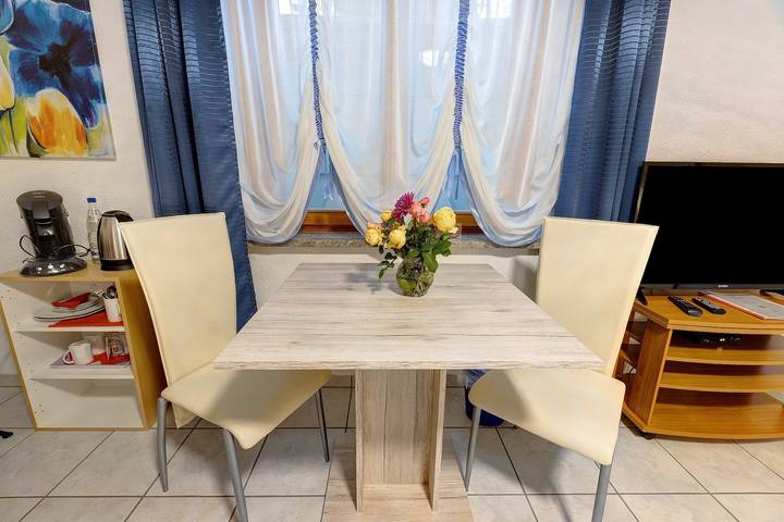 Hel lejlighed, Studio Apartment 'Souterrain' with Shared Terrace, Garden, and Wi-Fi in Volkertshausen, Hegau