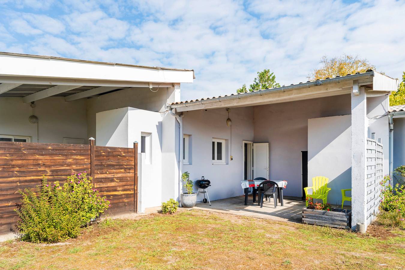 Studio entier, 'Les Pins - Domaine Des Landes' avec piscine partagée, terrasse privée couvertes et jardin partagé in Lesperon, Landes