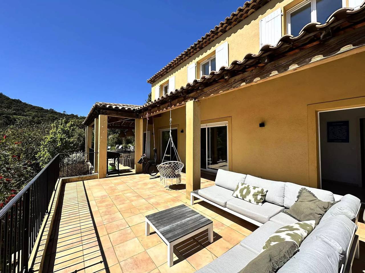 Villa climatisée pour 10 personnes avec piscine privée, vue sur les collines et la mer, sur le domaine de Valcros in La Londe-les-Maures, Côte méditerranéenne (France)