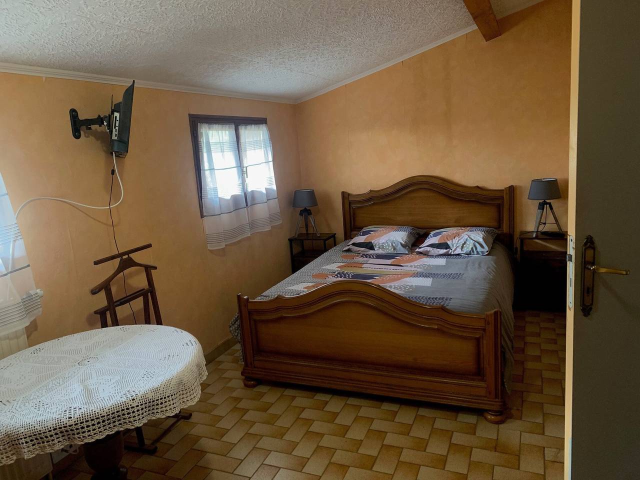 Bed and Breakfast 'Chambre Rose' with Mountain View, Shared Terrace and Wi-Fi in Beaujolais