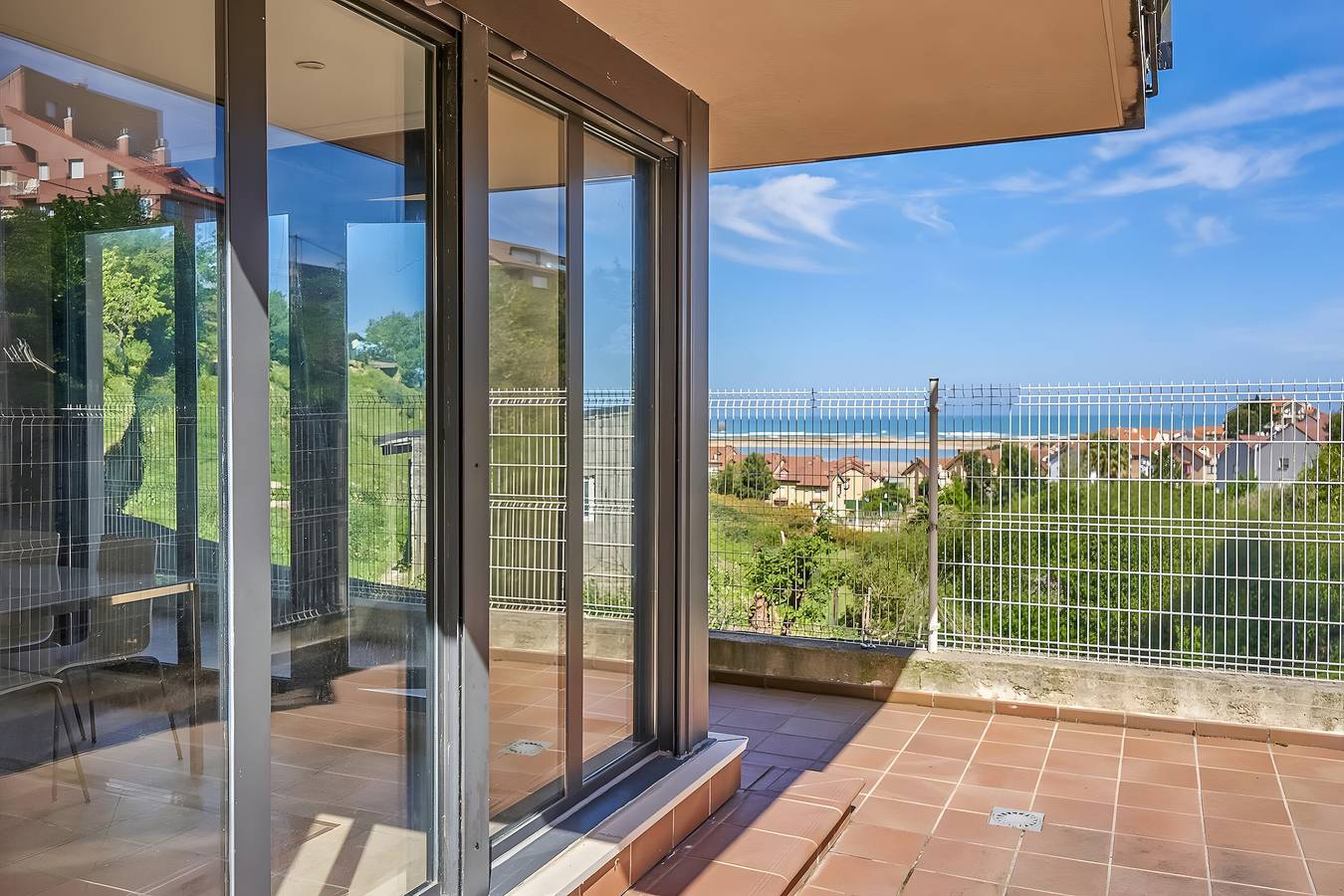 Appartement entier, Mymogrohome – Appartement moderne avec terrasse privée de 100 m² face à la mer à Mogro in Mogro, Miengo