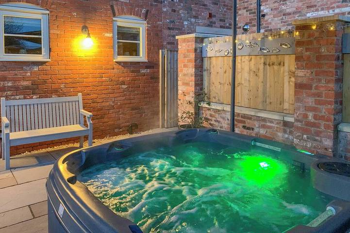 Cottage for 4 people, with hot tub and garden in East Midlands