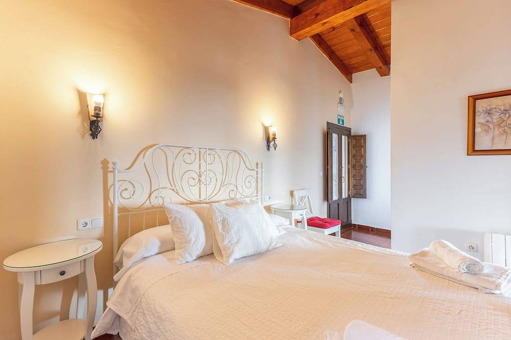 Apartamento entero, Apartamento 'Casa Alta' con piscina compartida, terraza privada y Wi-Fi in Fresnedillas de la Oliva, Provincia de Madrid