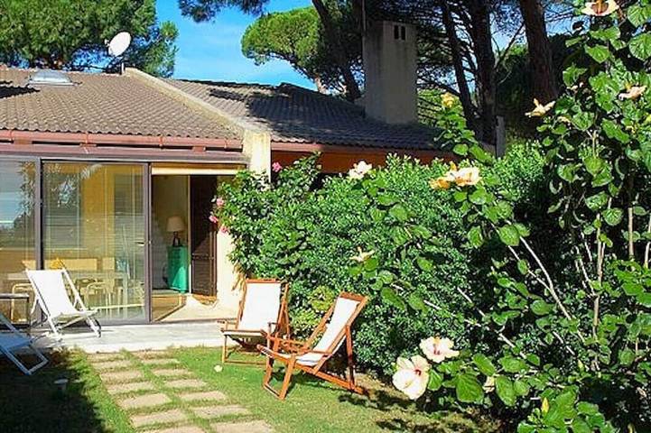 Villa pour 4 personnes, avec terrasse ainsi que piscine et jardin à Santa Margherita di Pula