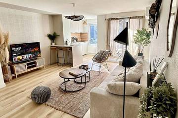 Gîte pour 4 personnes, avec piscine ainsi que jardin et balcon, animaux acceptés à L'Isle-d'Abeau