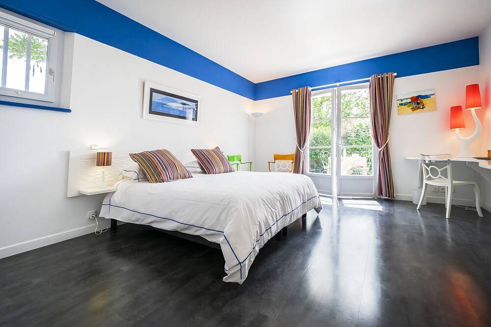 Double room on one level with shower in Arcangues, Region de Bayona