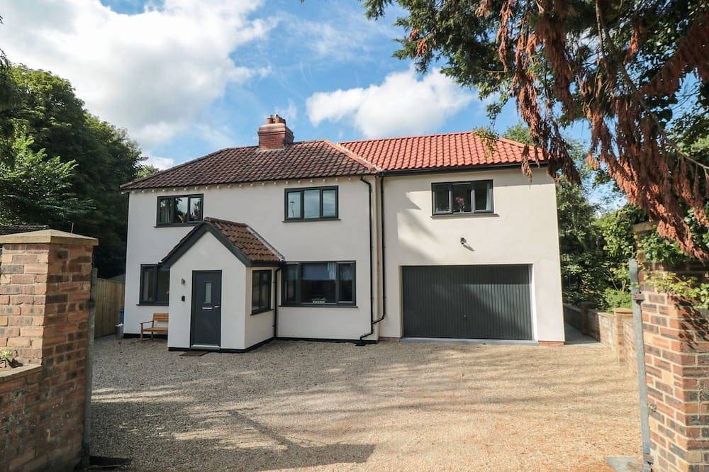 Riverside House, family friendly, with open fire in Scarborough in Scarborough, North York Moors National Park