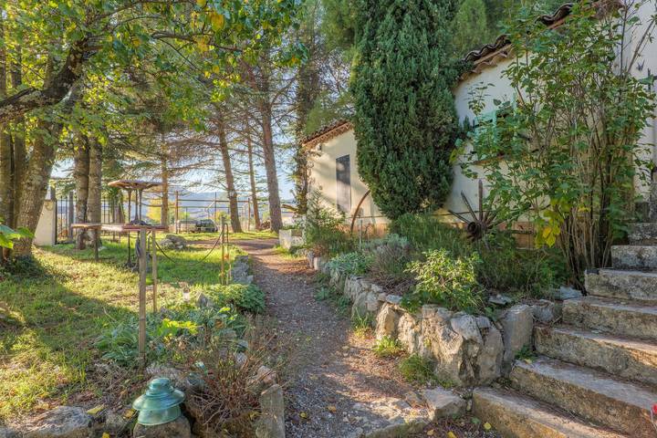 Gîte Des Louveteaux avec vue sur la montagne, piscine partagée in Banne, Parc national des Cévennes