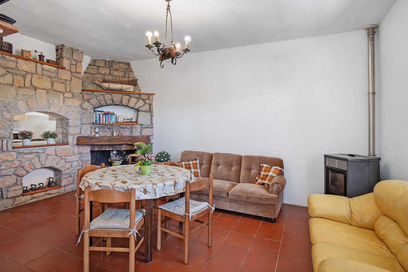 Villa 'Rosmarino' con vista sulle montagne, Wi-Fi e aria condizionata in Cisano sul Neva, Riviera di Ponente