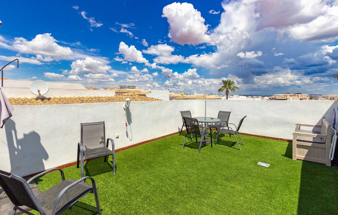 Entire holiday apartment, Coastal Condo 2km from Beach: AC, Parking, Pool & WiFi in Punta Prima (Alicante), Orihuela