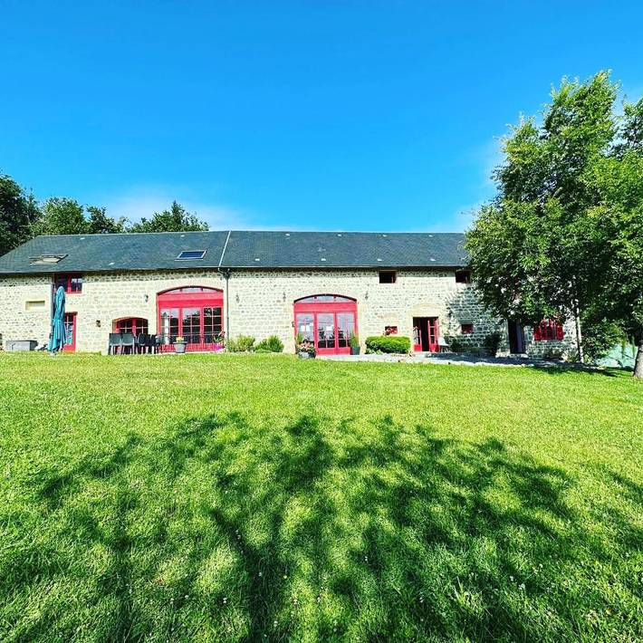 Location de vacances pour 4 personnes, avec piscine ainsi que jardin et vue, adapté aux familles à Espinasse - 2