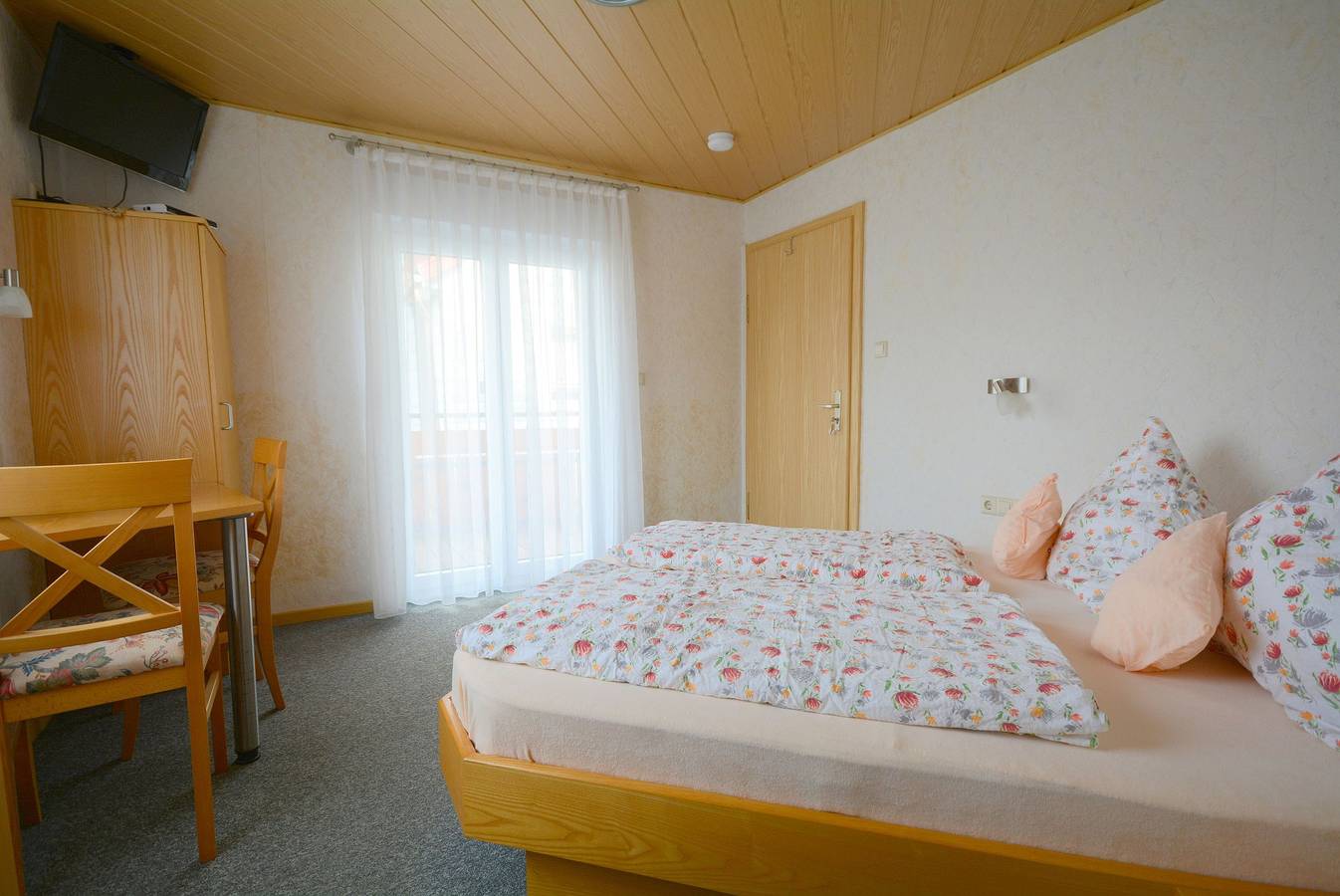 Gästehaus Model - Doppelzimmer B mit Balkon in Hagnau, Obersee (Bodensee)