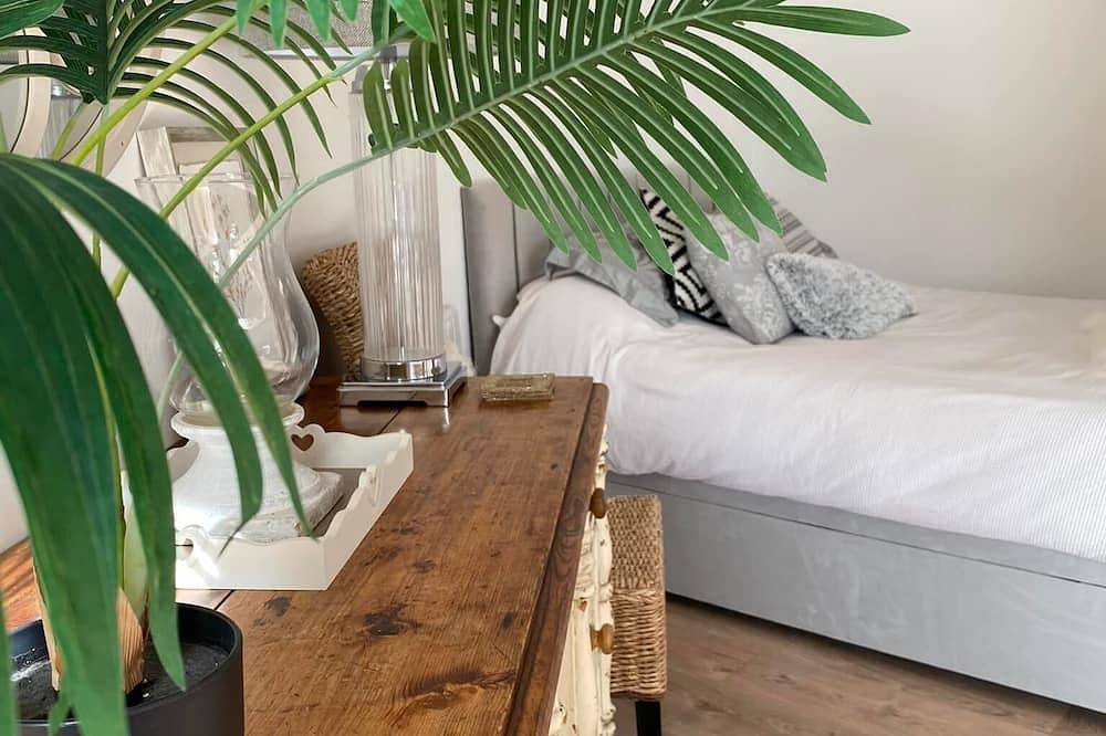 Spacious Retreat Private Hot Tub Sea/Downs views/patio 10min walk to Beach/Train in Seaford, East Sussex