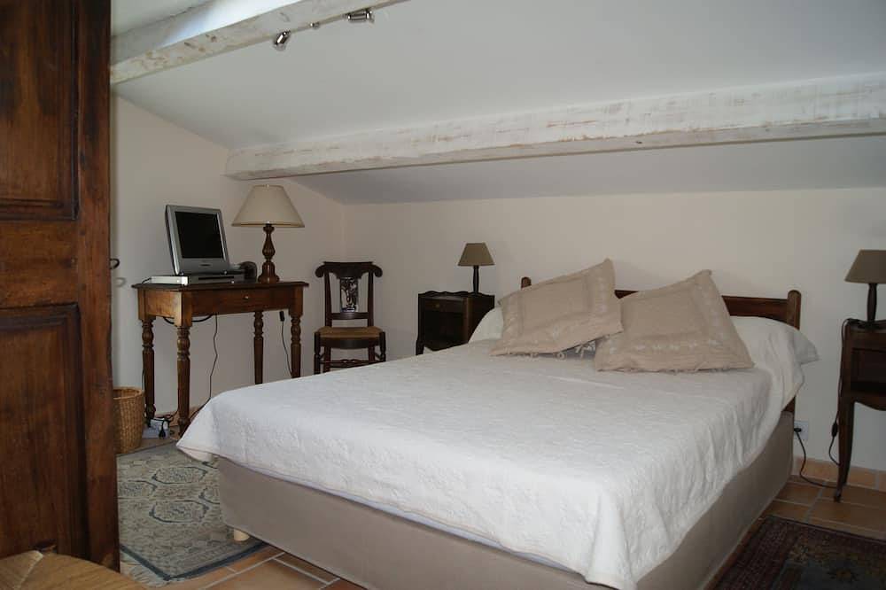 Very beautiful Provencal house sleeps 6/12 in a quiet area in Le Beausset, Var in Le Beausset, Toulon region