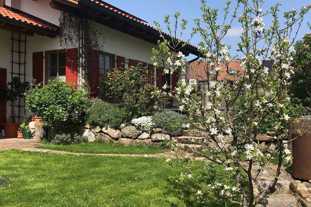 Ganze Wohnung, Schöne Fewo mit Terrasse und Alpenblickab 3 Pers. 2 Schlafzi + 2 Bäder/Wc in Eglofs, Argenbühl