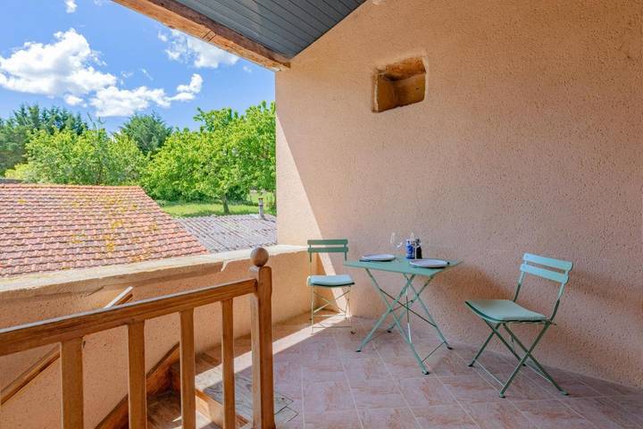 Gîte pour 4 personnes, avec Balcon ainsi que Terrasse et Jardin dans Jalogny