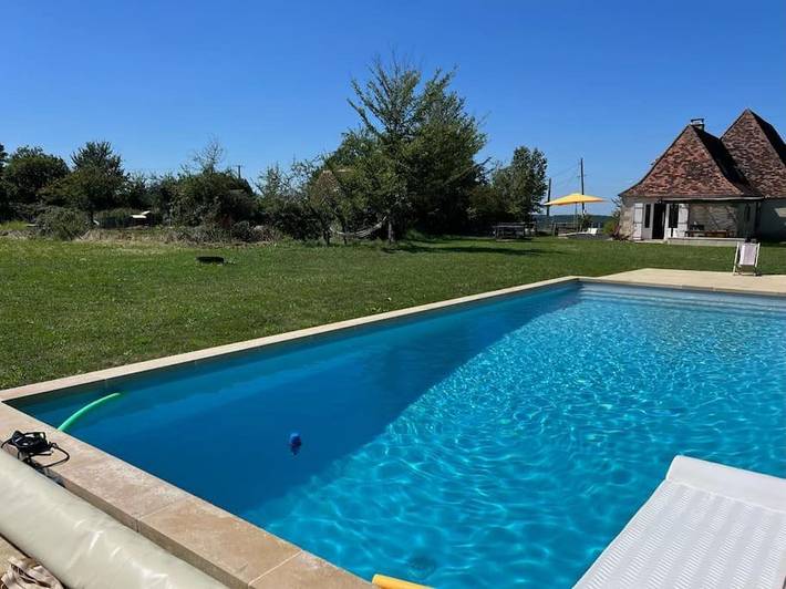 Location de vacances pour 5 personnes, avec Terrasse et Jardin ainsi que Piscine et Vue à Eyliac