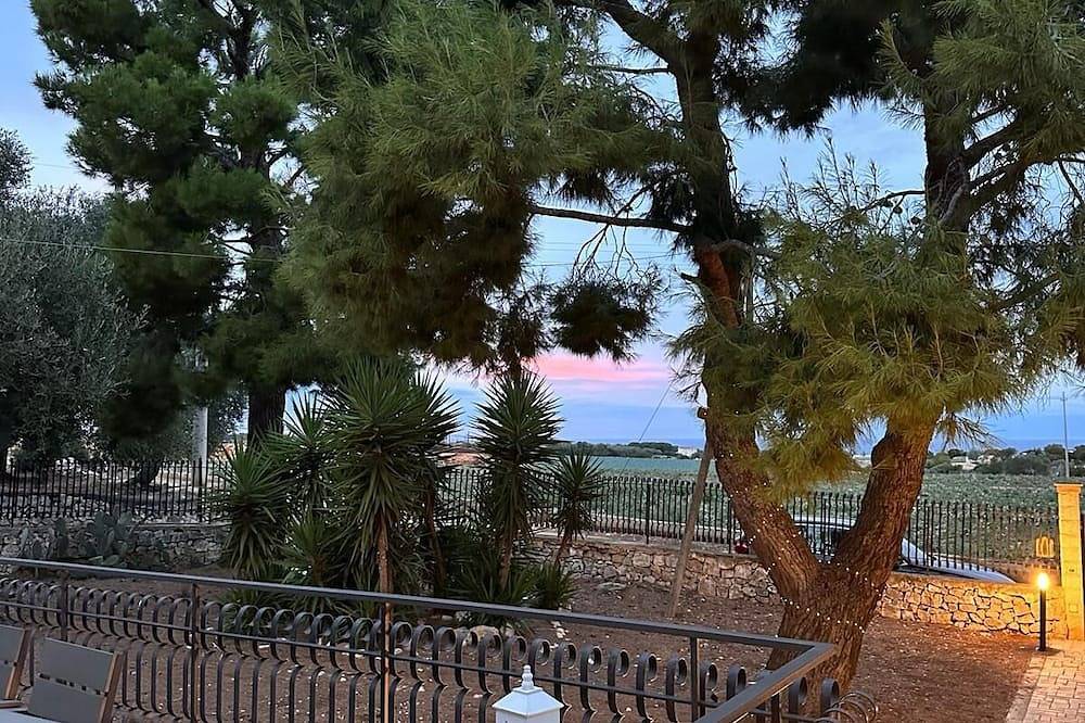 Casa Padronale Immersa Nella Campagna tra Ulivi e Pini Marittimi in Polignano a Mare, Bari Province