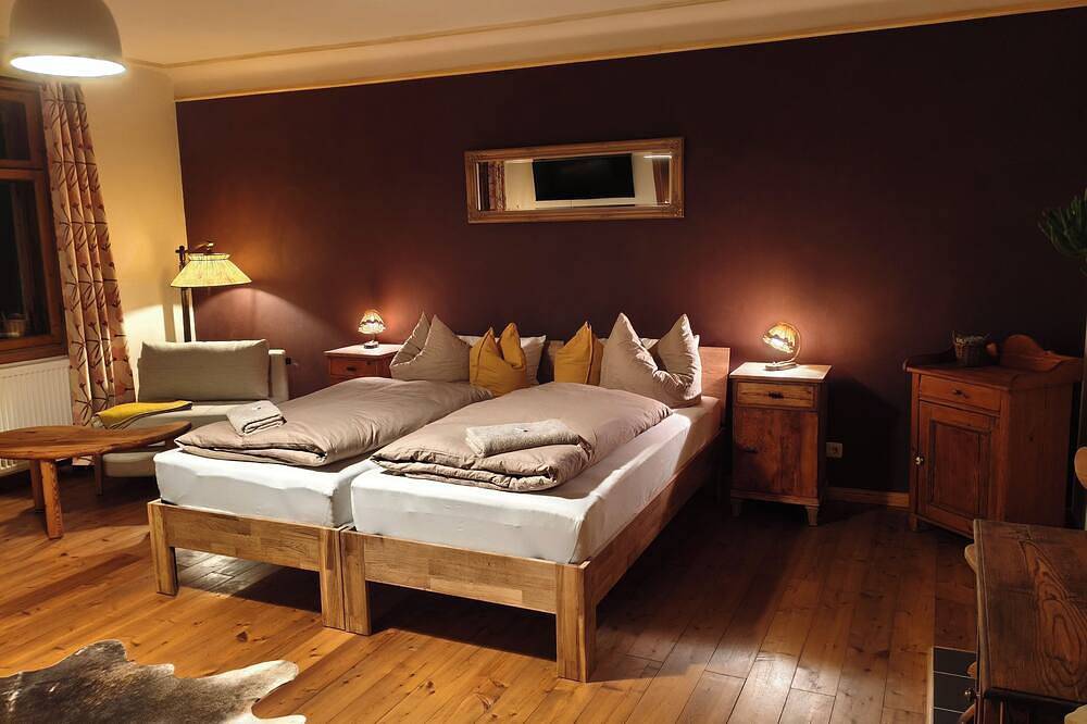 Ganze Wohnung, Ferienwohnung Künstlerbude, 2 Schlafzimmer, Balkon, Gartenblick, Sauna in Greiz, Region Greiz