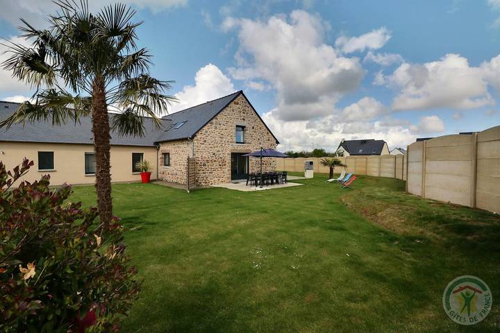 Gîte pour 10 personnes, avec Terrasse ainsi que Jardin et Vue à Dol-de-Bretagne