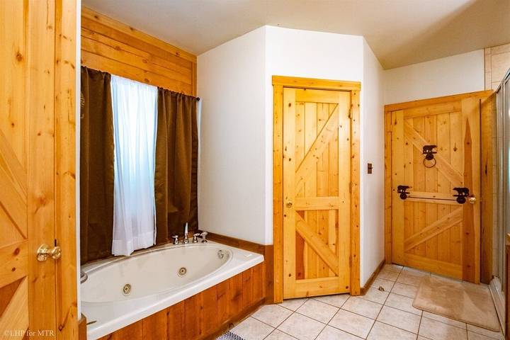 Vacation house for 14 people, with yard and balcony in Canaan Valley