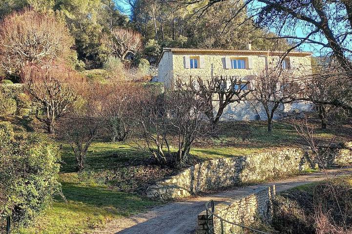 Gîte pour 8 personnes, avec terrasse et jardin à La Penne-sur-l'Ouvèze