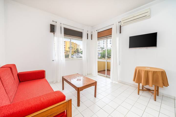 Vacation rental for 5 people, with yard and children pool as well as balcony in Algarve