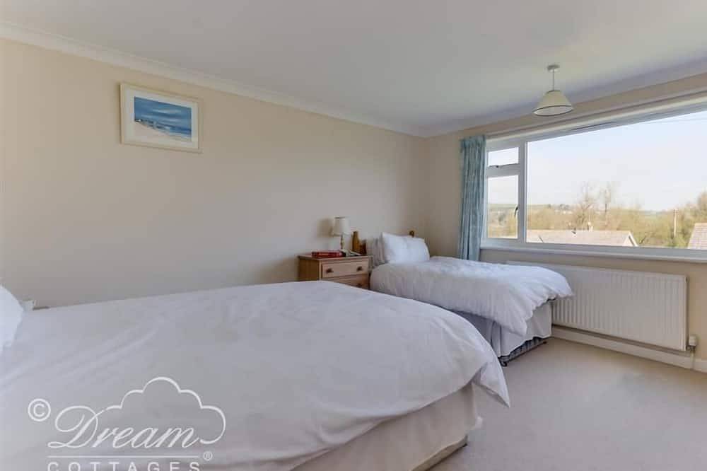 Hillview Bungalow, pet friendly, with a garden in Burton Bradstock in Burton Bradstock, Dorset